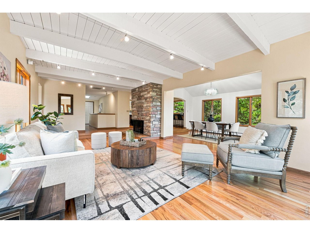335 Pine Tree Ln