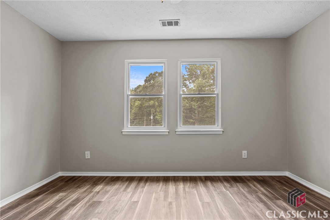 1069 Ashwood