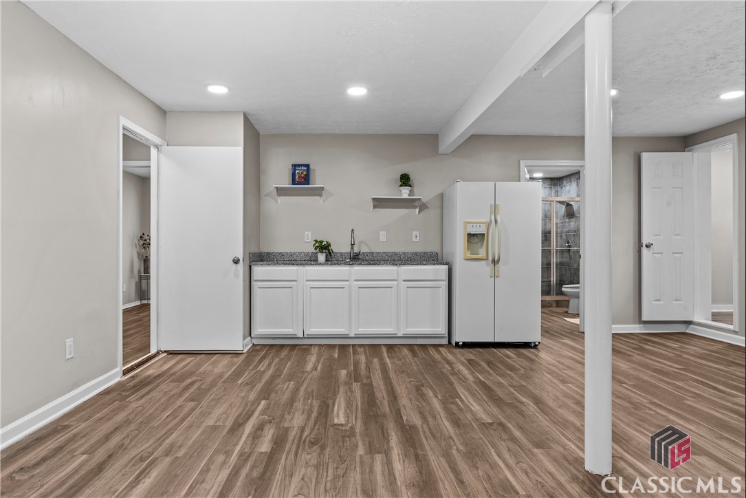 1069 Ashwood