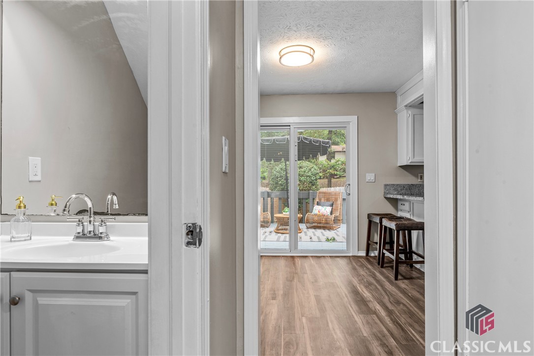 1069 Ashwood