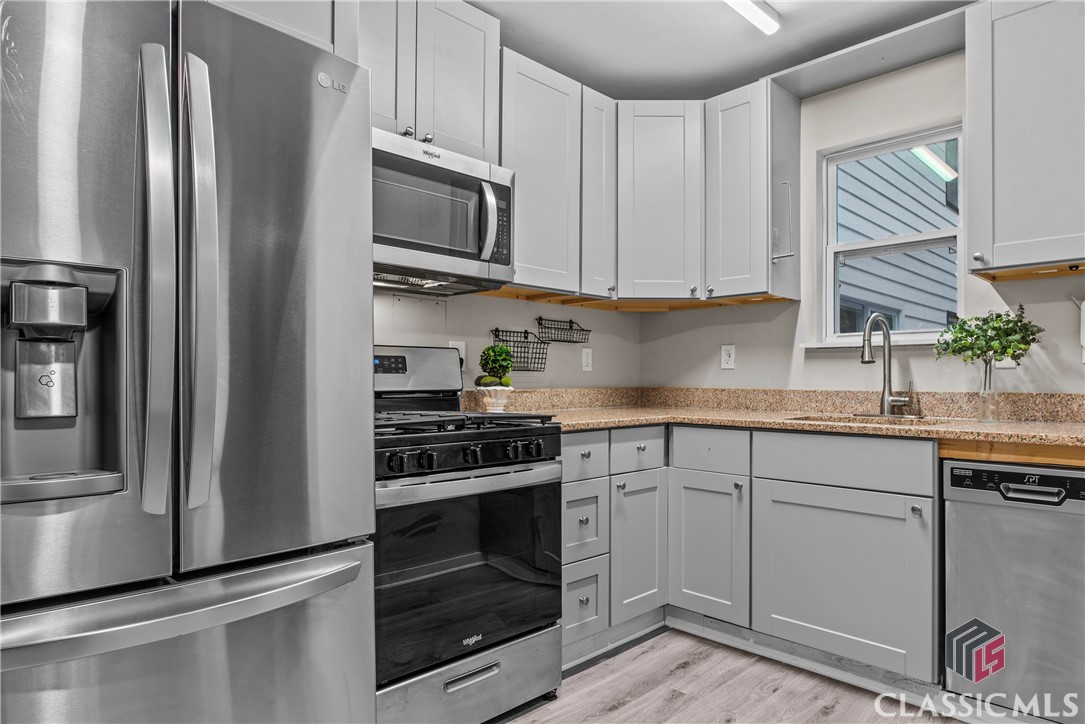 1069 Ashwood