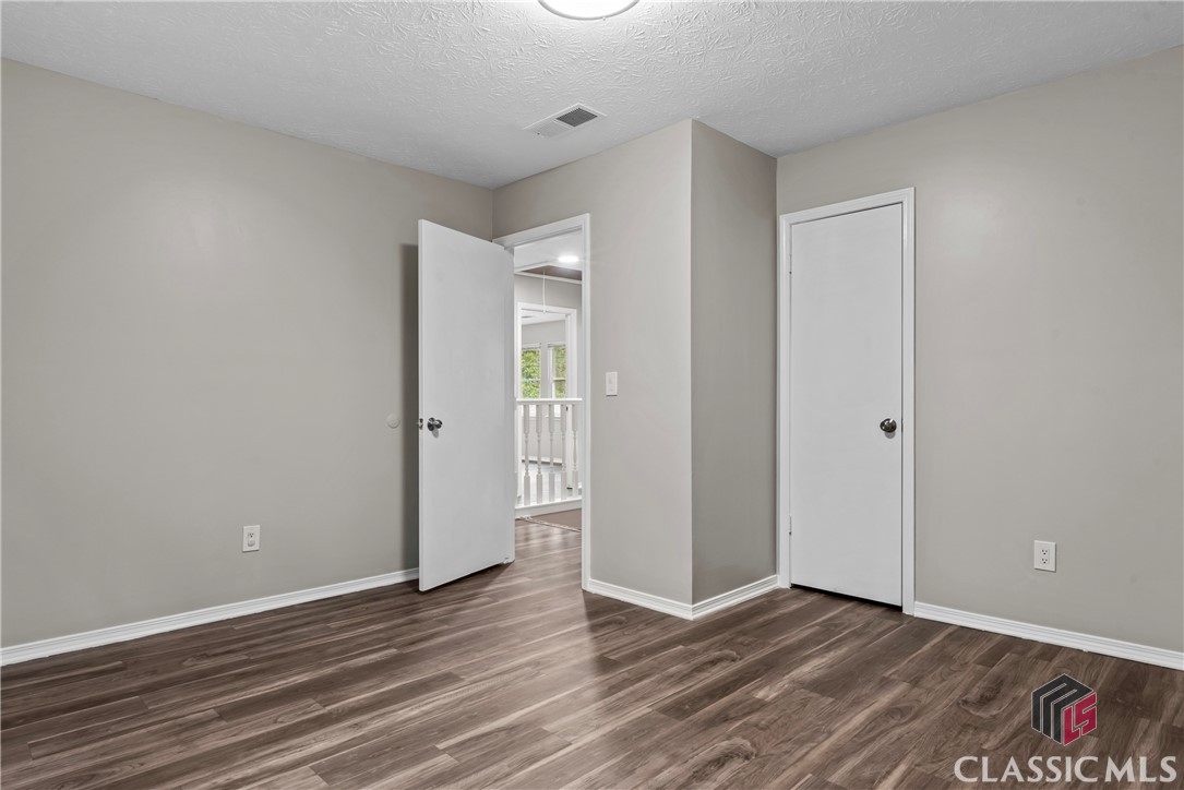 1069 Ashwood