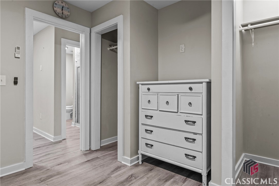 1069 Ashwood