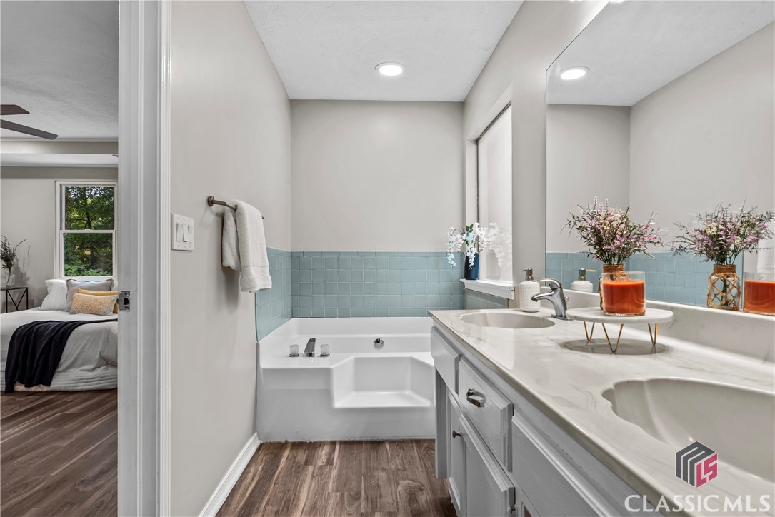 1069 Ashwood