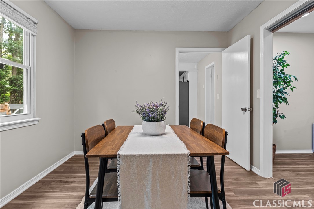 1069 Ashwood
