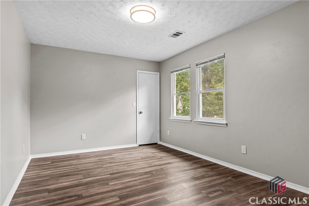 1069 Ashwood