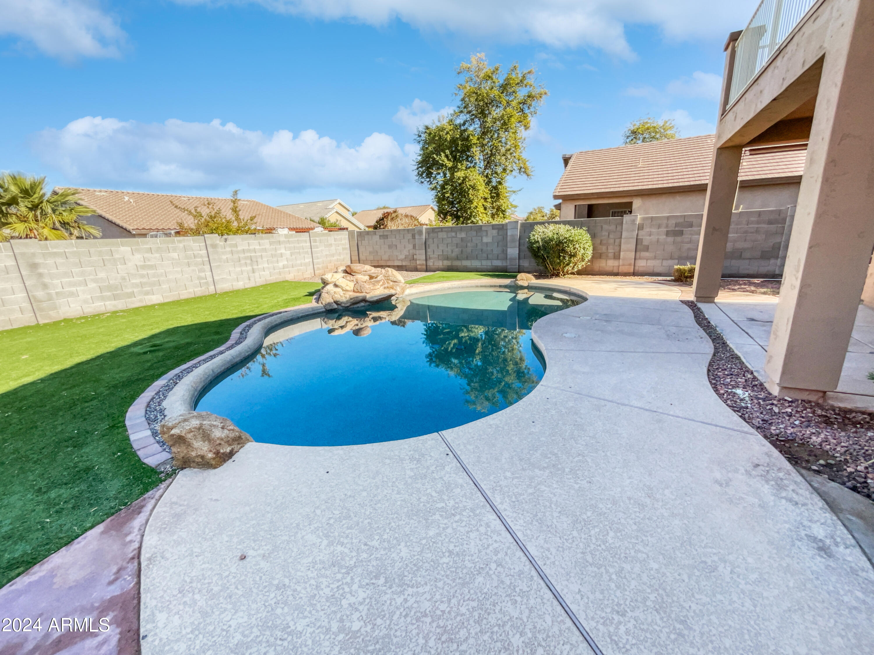 2624 W CARSON Road