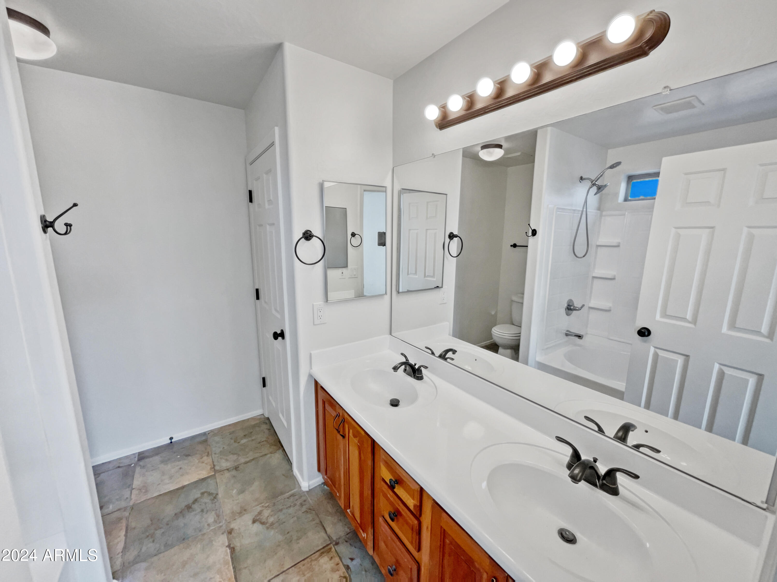 2624 W CARSON Road