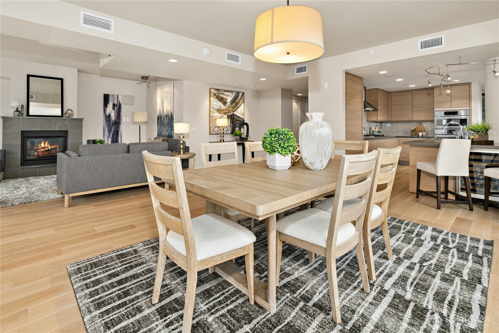 10000 Main Street Unit: #605