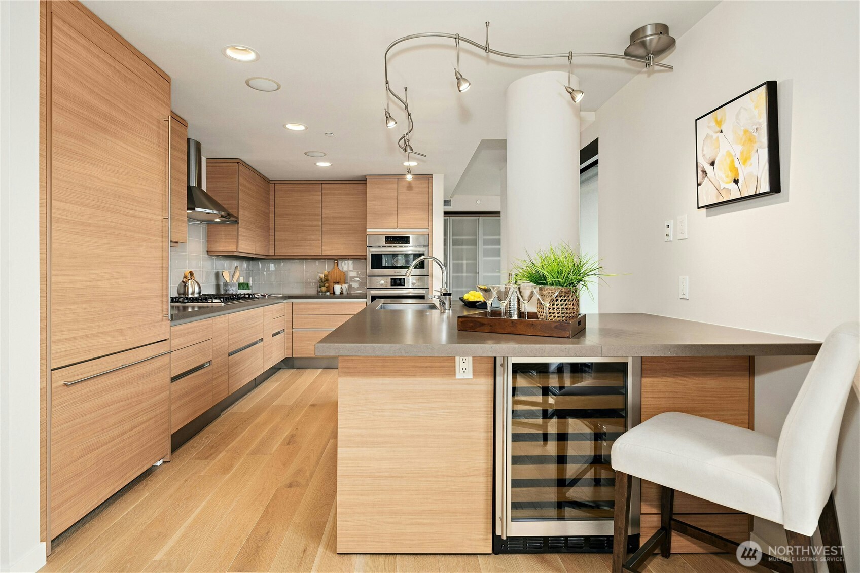 10000 Main Street Unit: #605