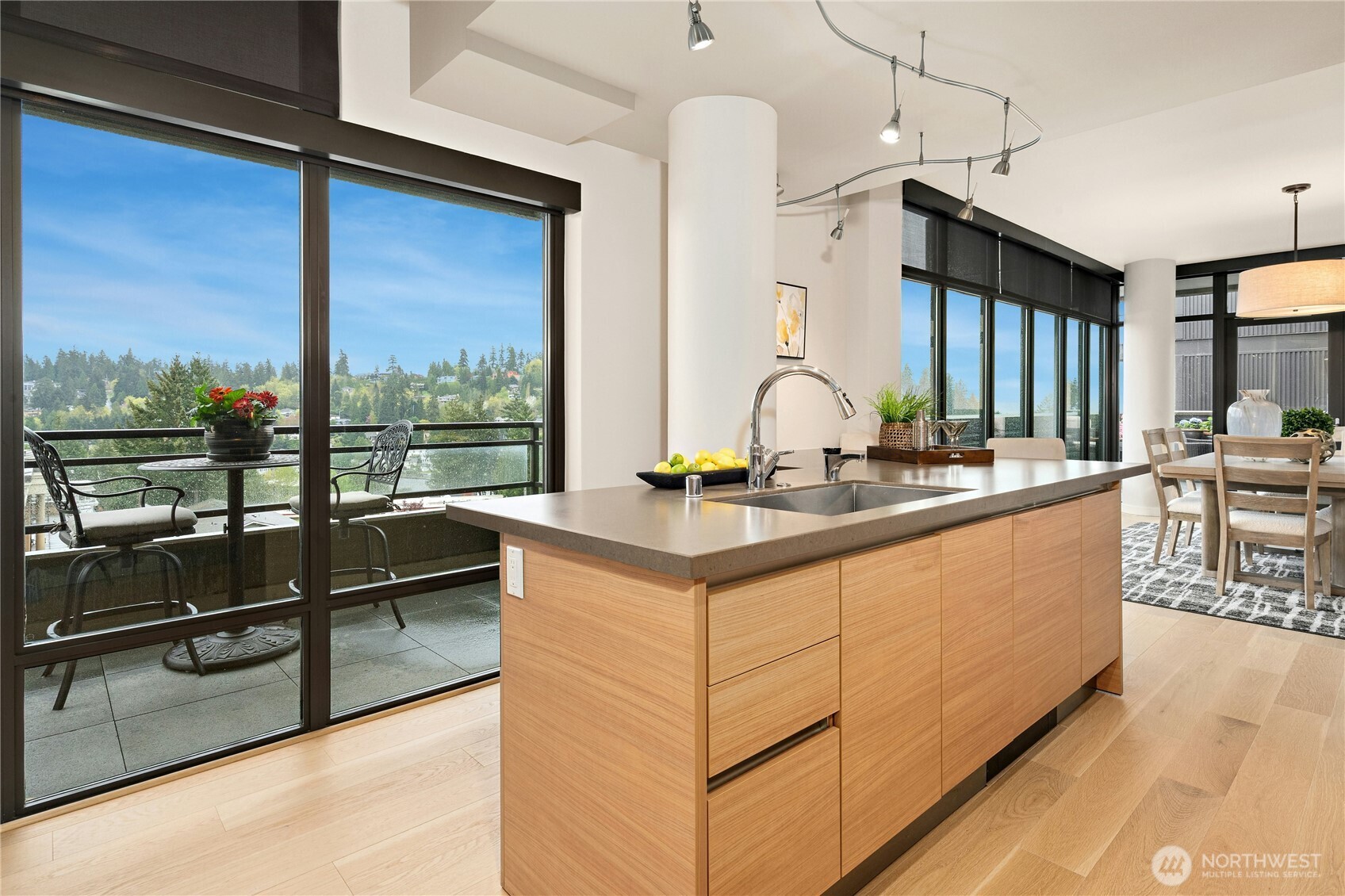 10000 Main Street Unit: #605