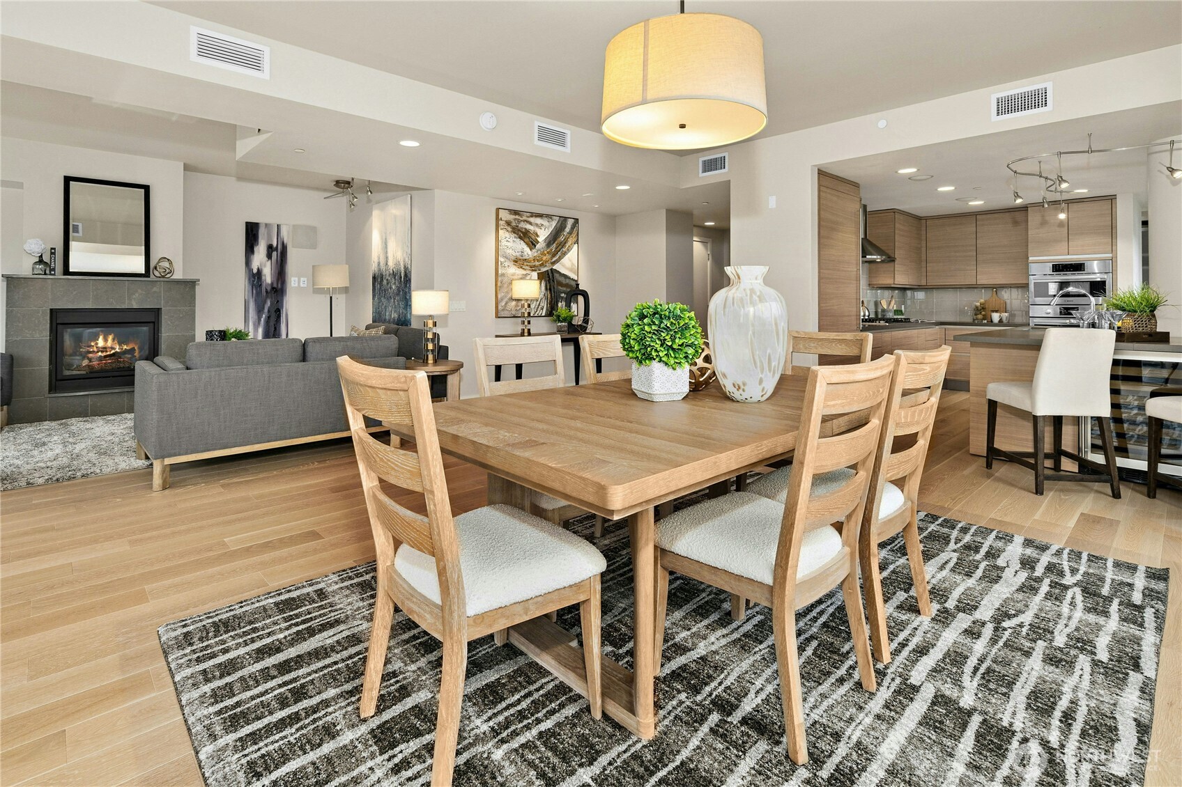10000 Main Street Unit: #605