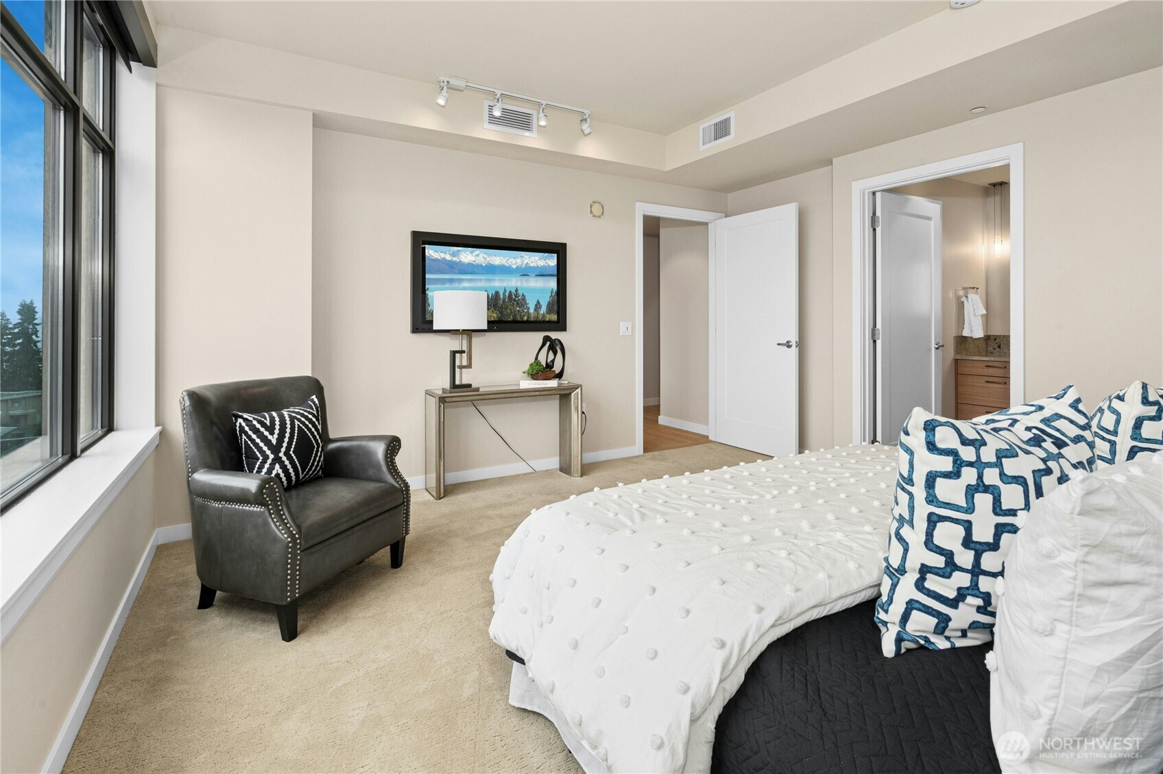 10000 Main Street Unit: #605