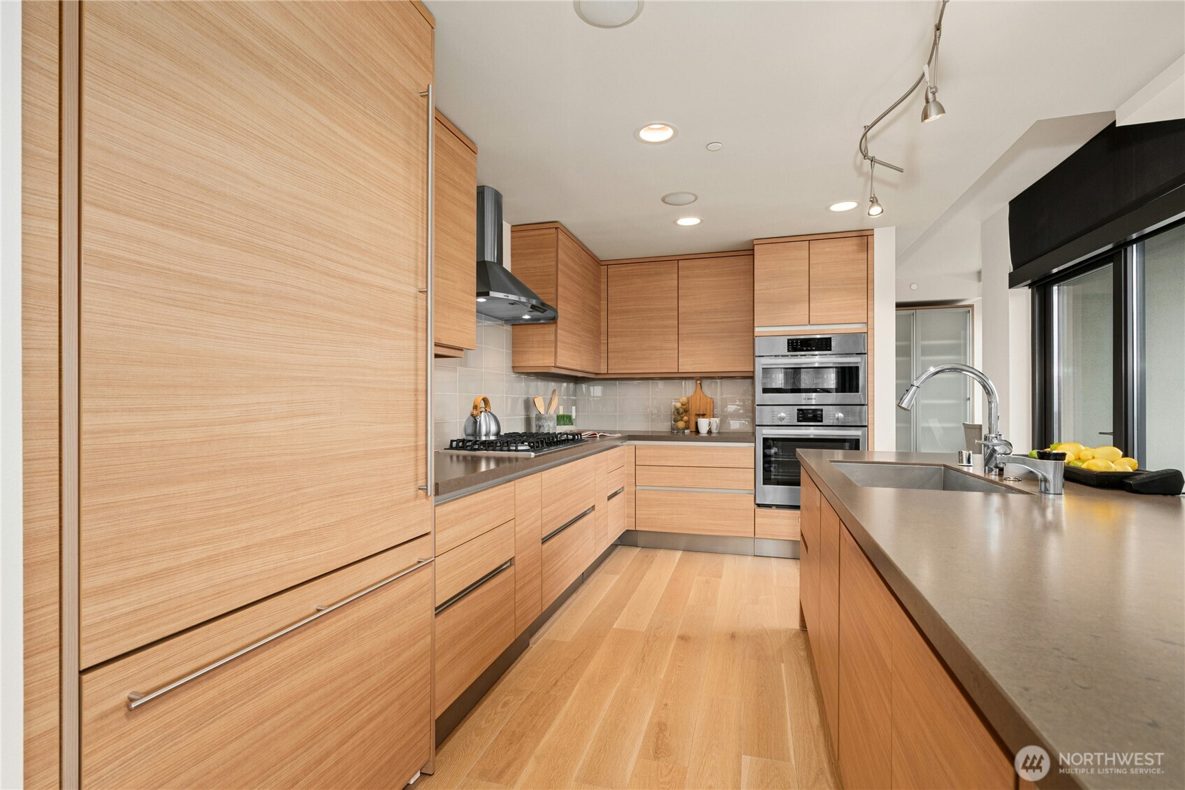 10000 Main Street Unit: #605