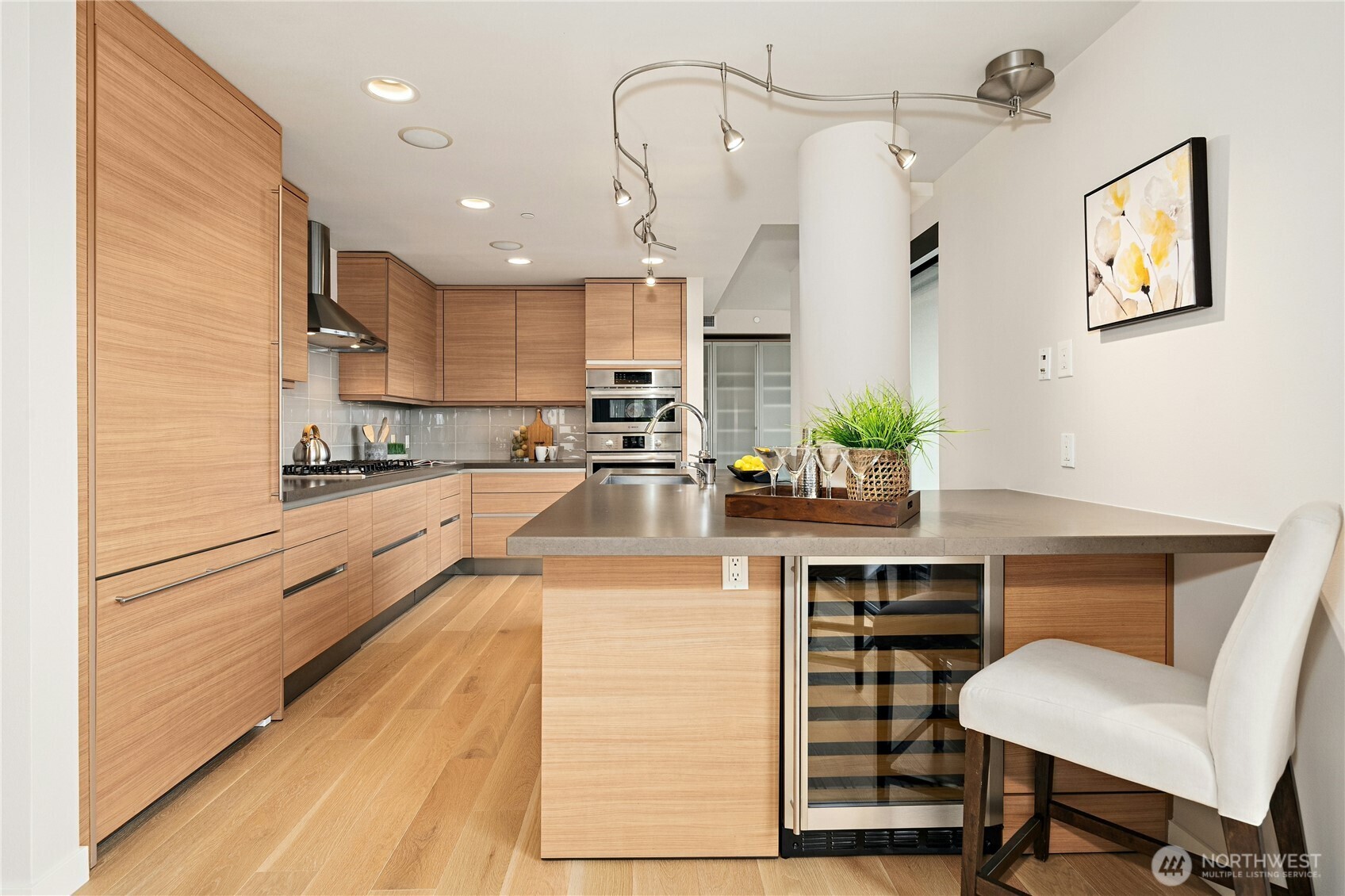 10000 Main Street Unit: #605