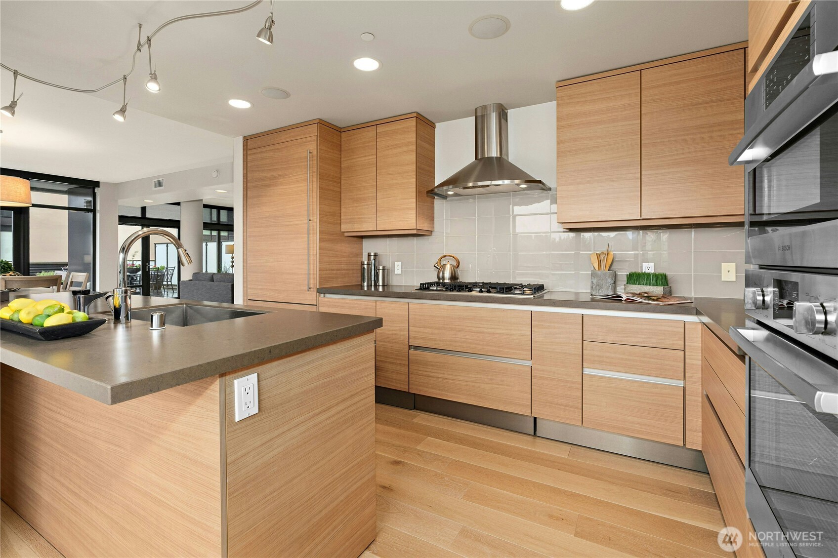 10000 Main Street Unit: #605