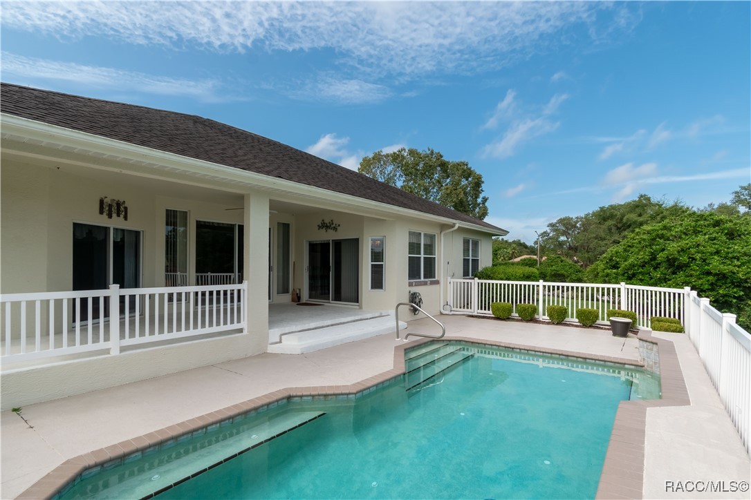 61 E Falconry Court