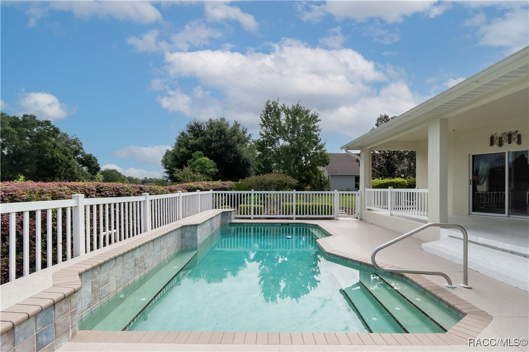 61 E Falconry Court