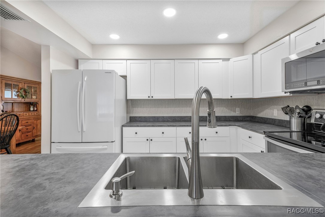 1400 E Silver Thorn Loop