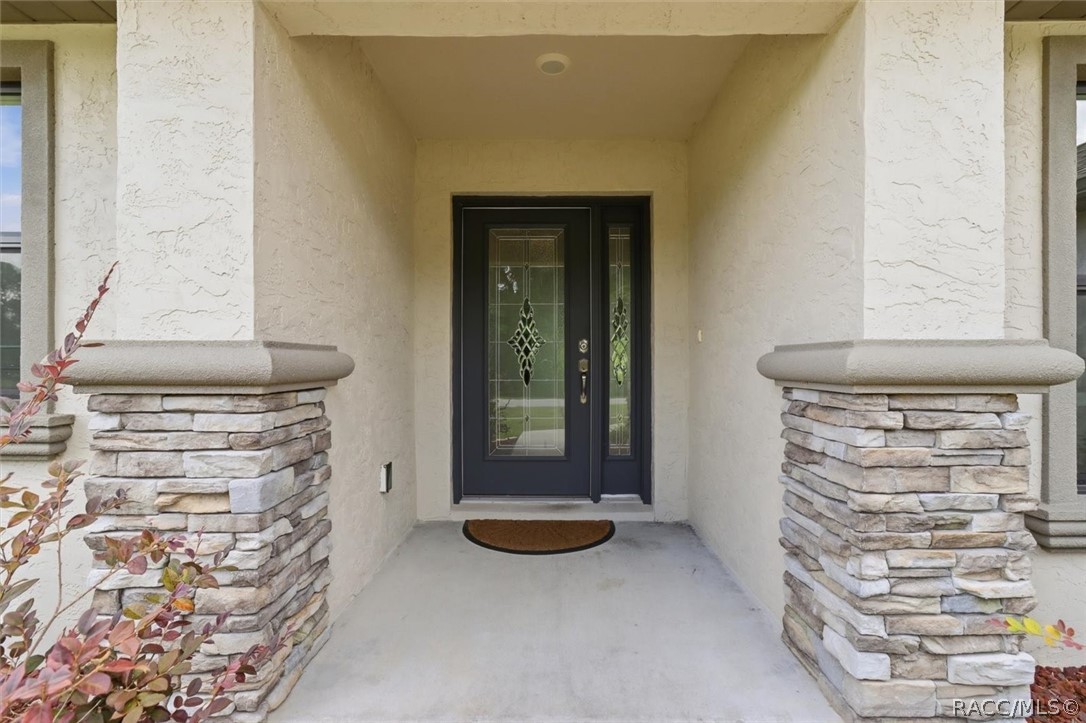 2834 N Canterbury Lake Drive