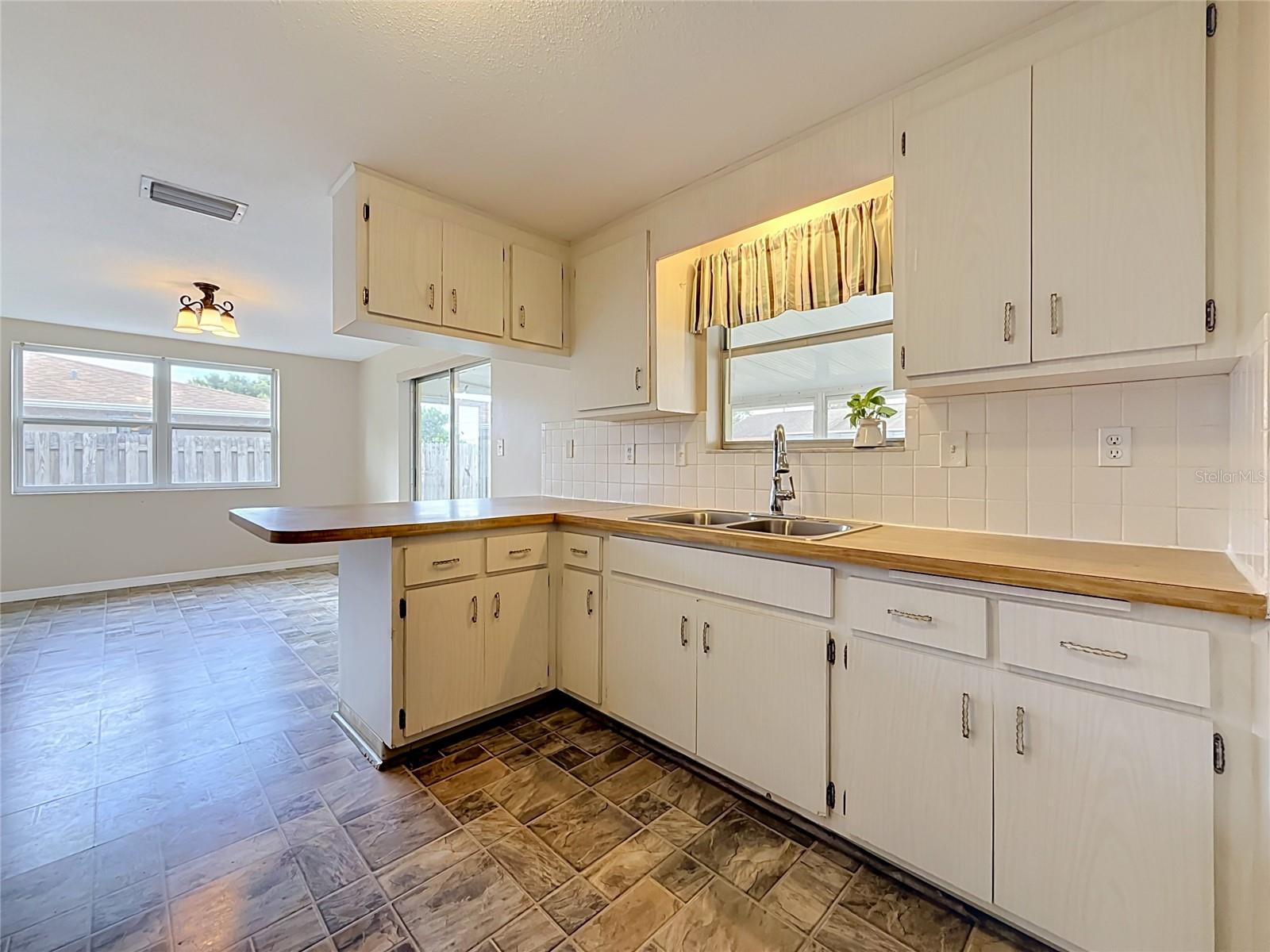 7633 LOTUS DR