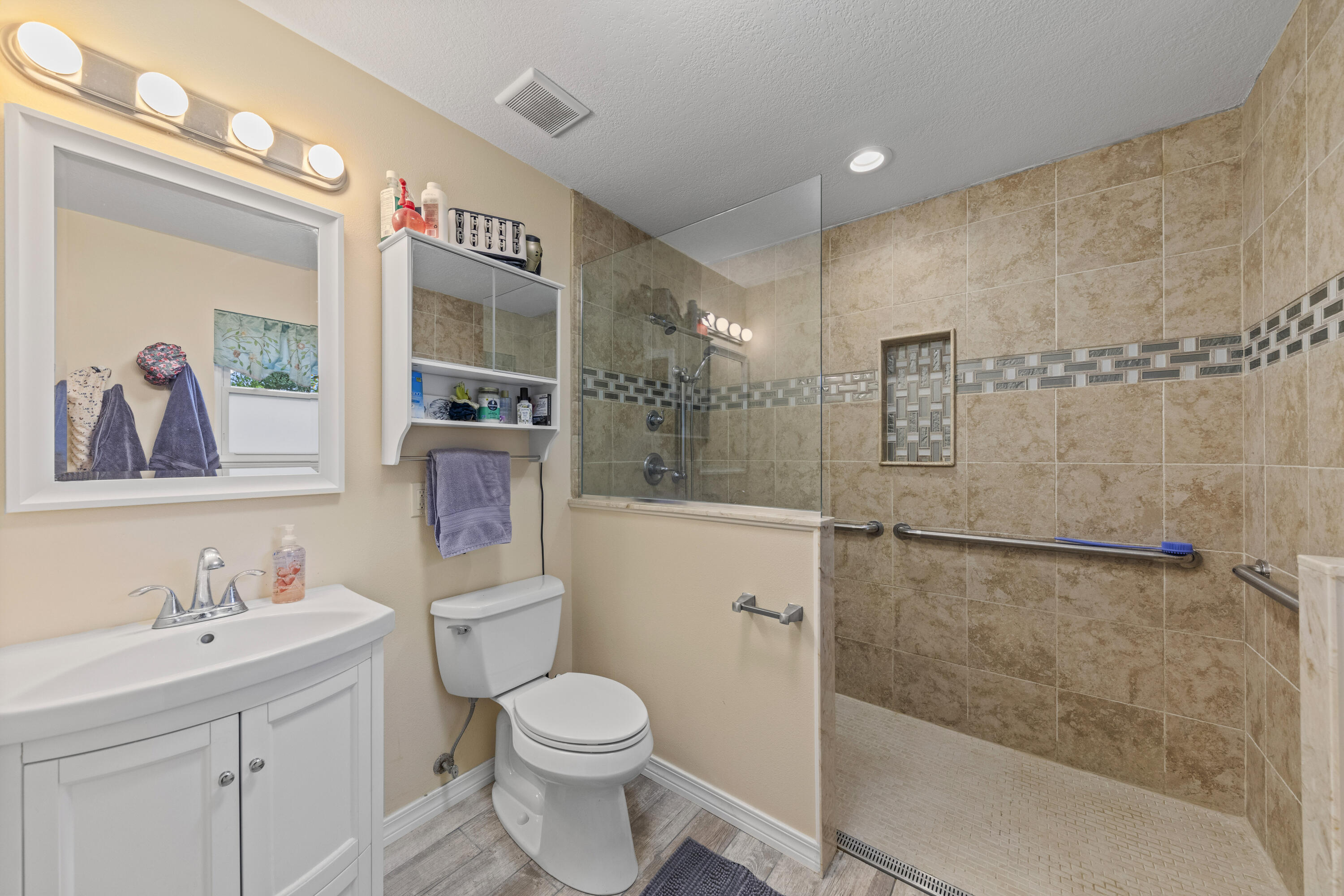 44 NW Hemlock Drive
