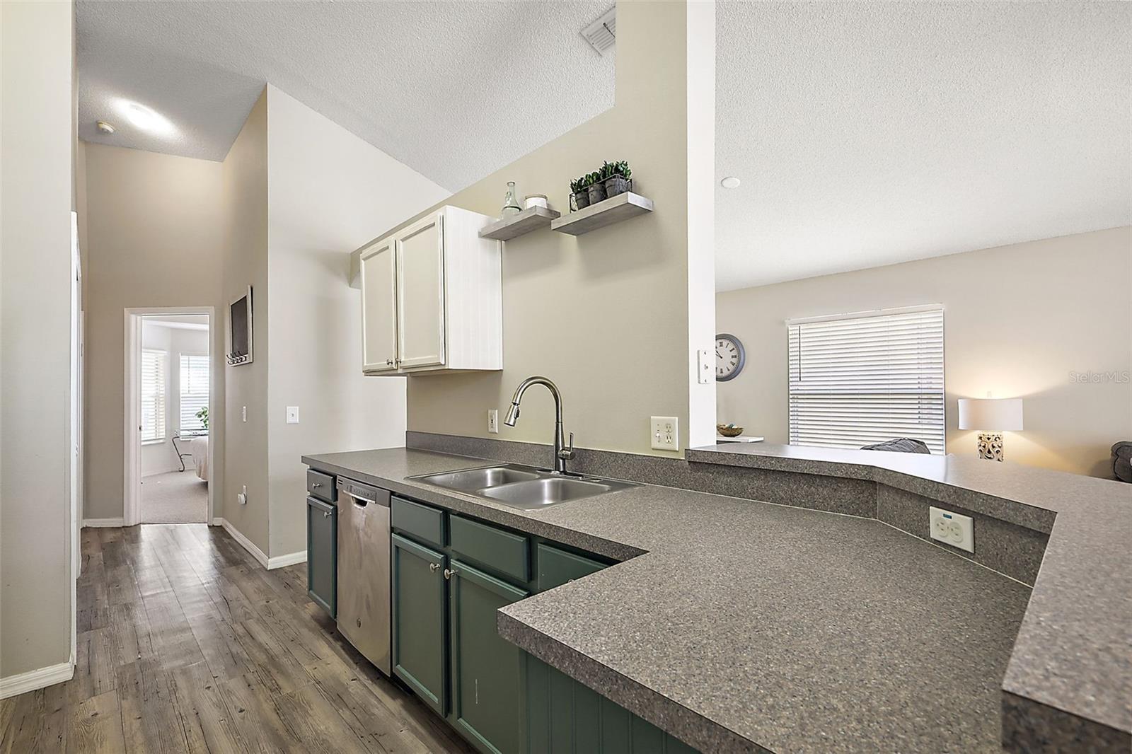 325 AYLESBURY LN