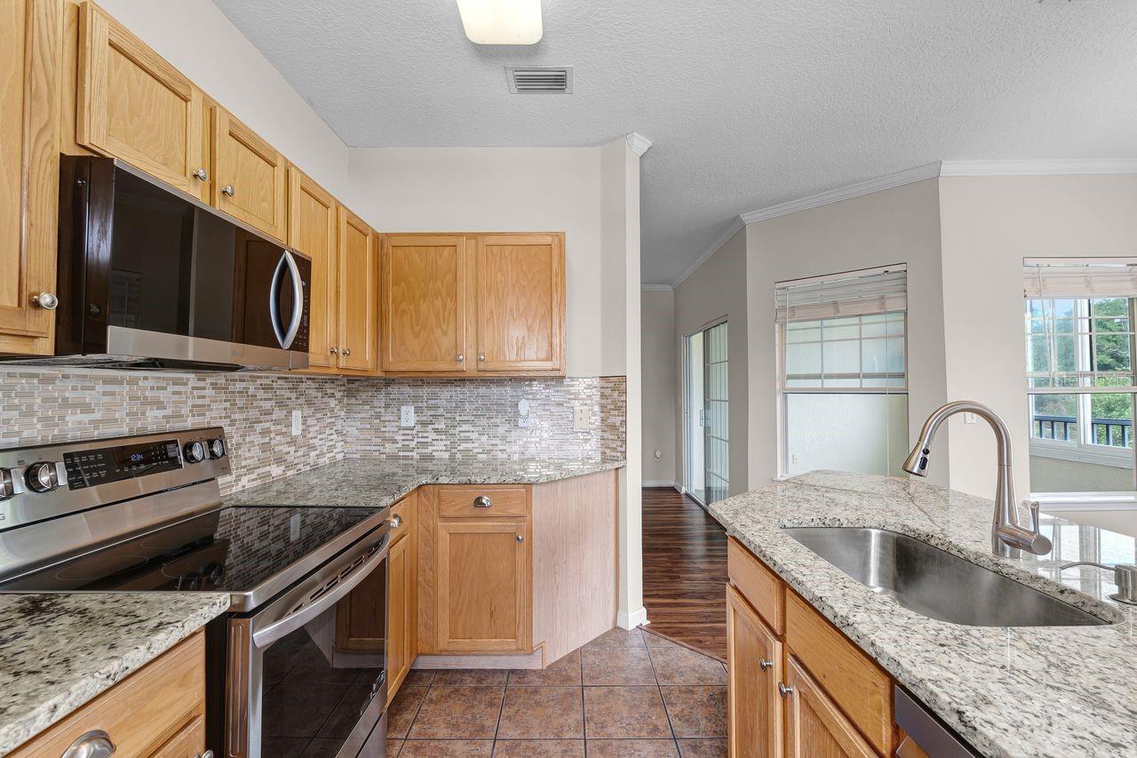 4881 CYPRESS WOODS DR #3203