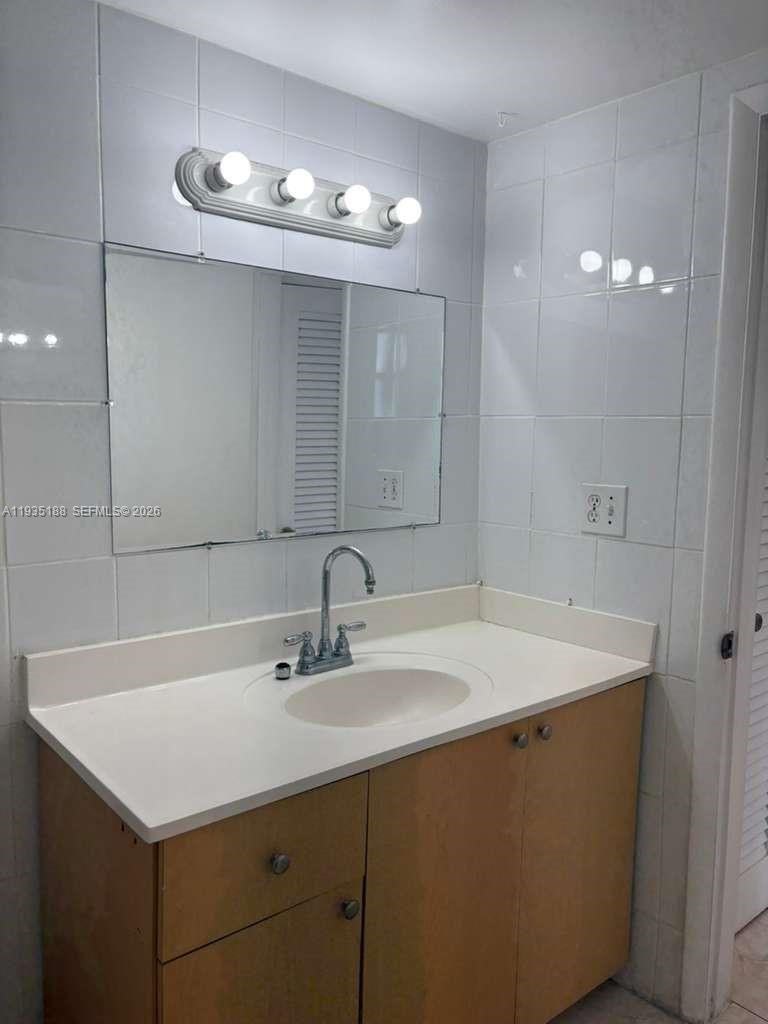 1551 NE Miami Gardens Dr Unit: 216