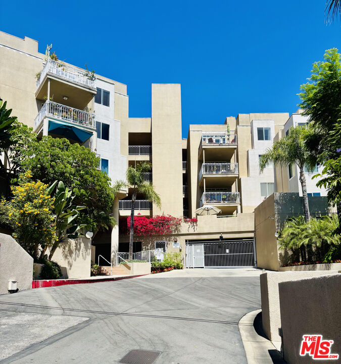 2222 N Beachwood Dr Unit: 207