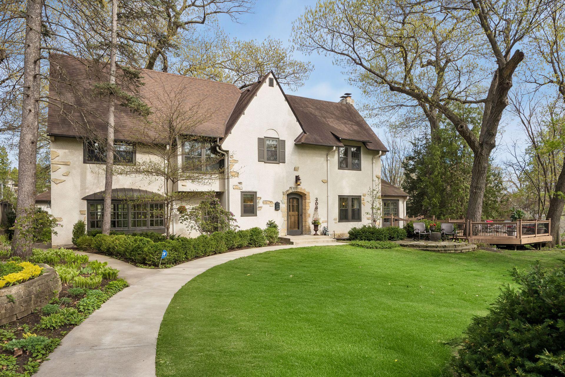 306 W Minnehaha Parkway
