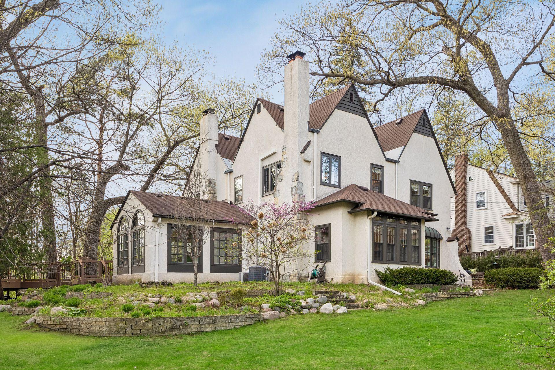 306 W Minnehaha Parkway