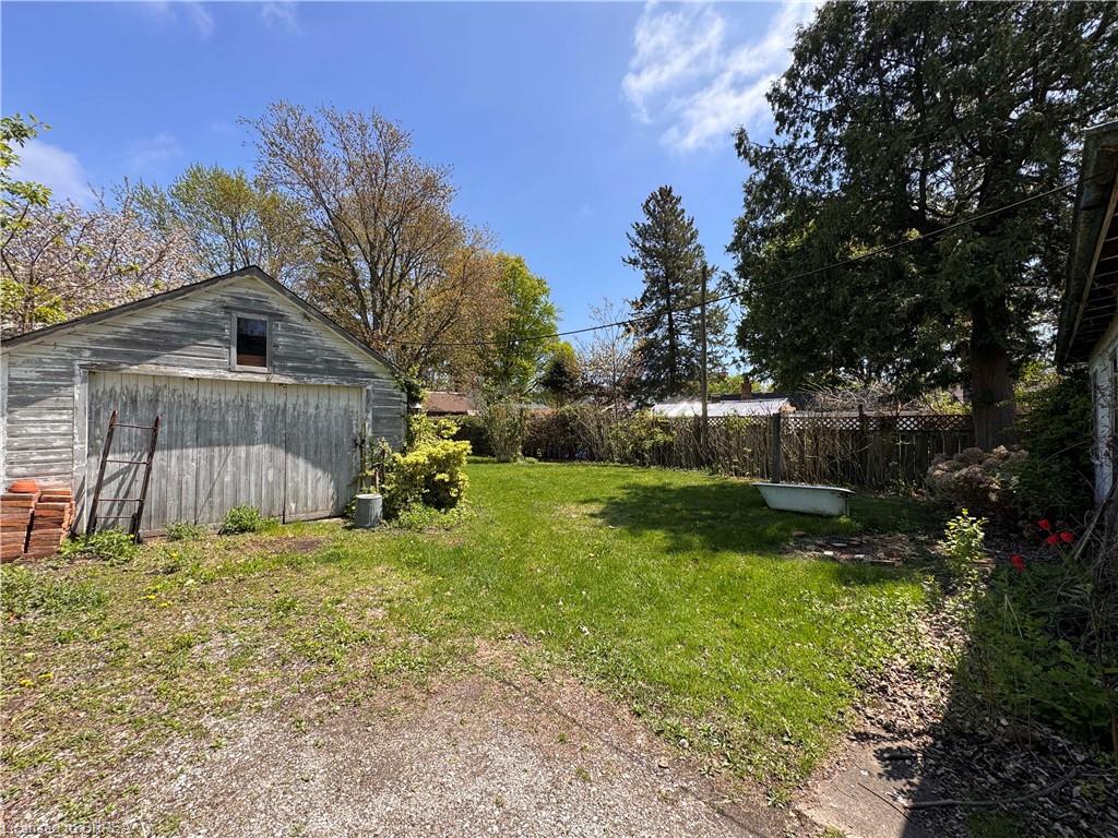 221 Norfolk Street N