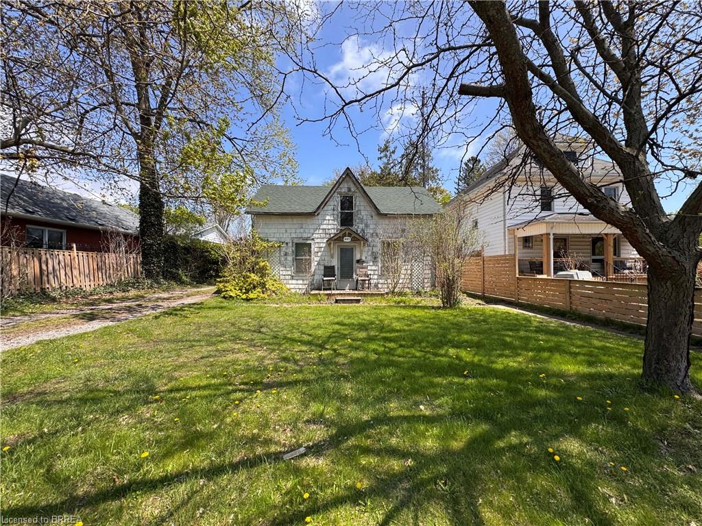 221 Norfolk Street N