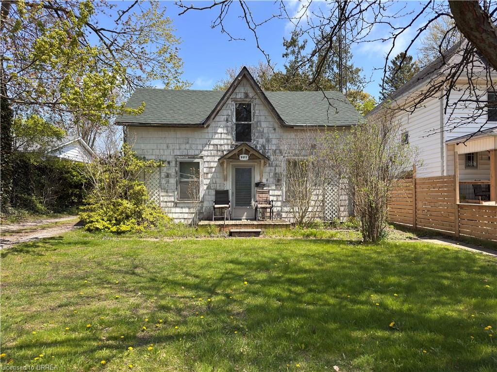 221 Norfolk Street N