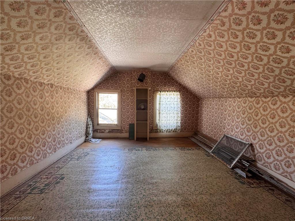 221 Norfolk Street N