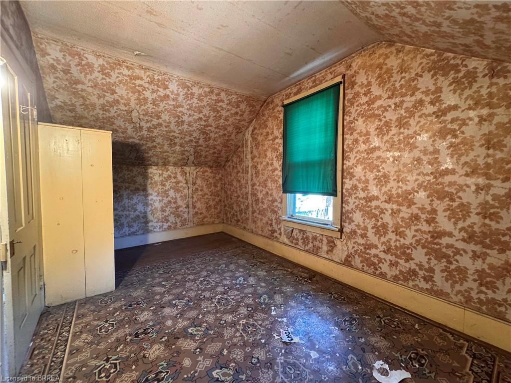 221 Norfolk Street N