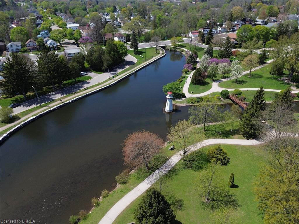 221 Norfolk Street N