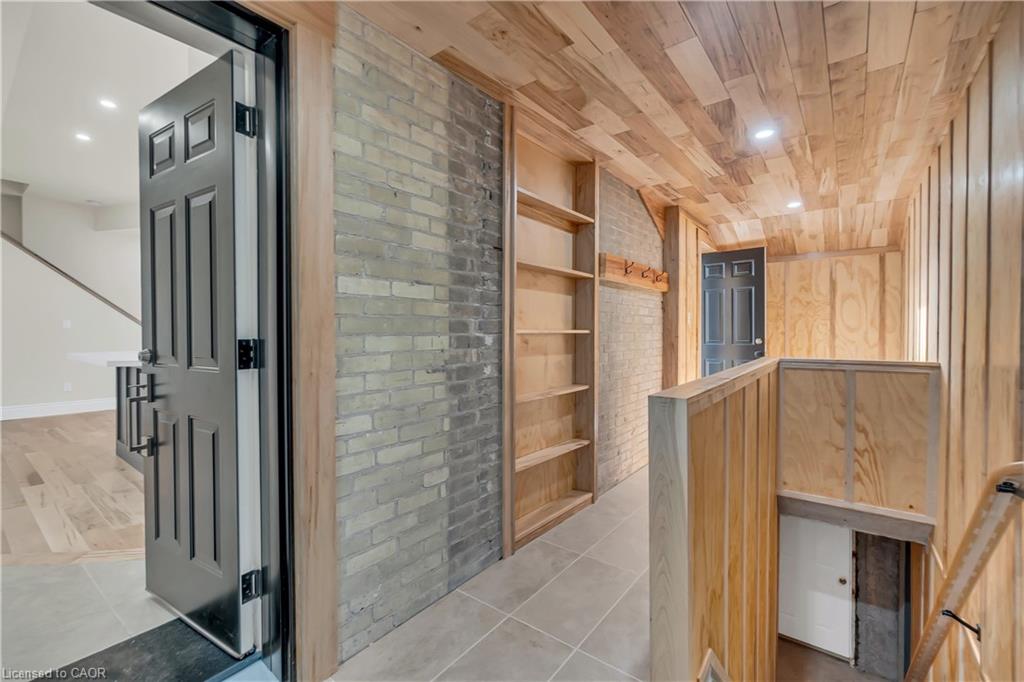 16 Hillcrest Street W