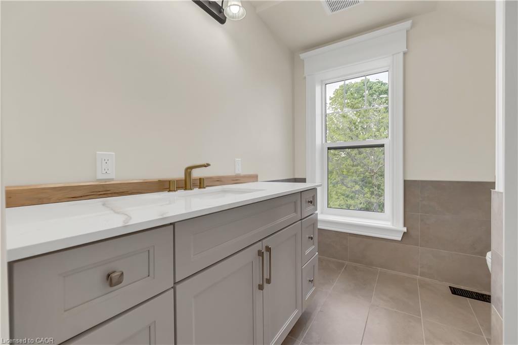 16 Hillcrest Street W