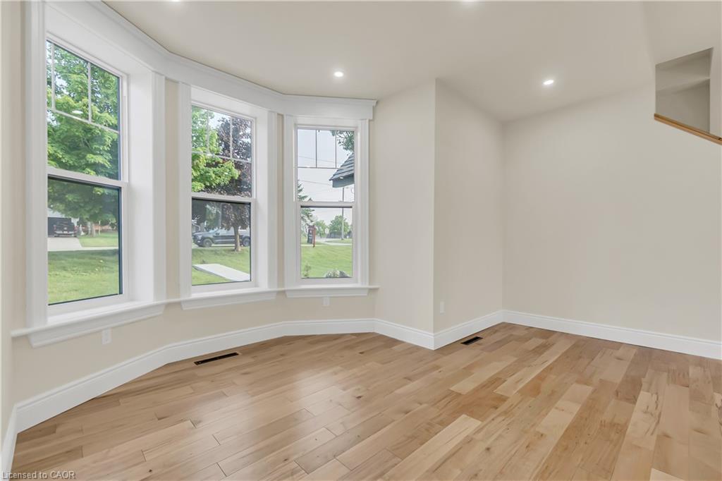 16 Hillcrest Street W