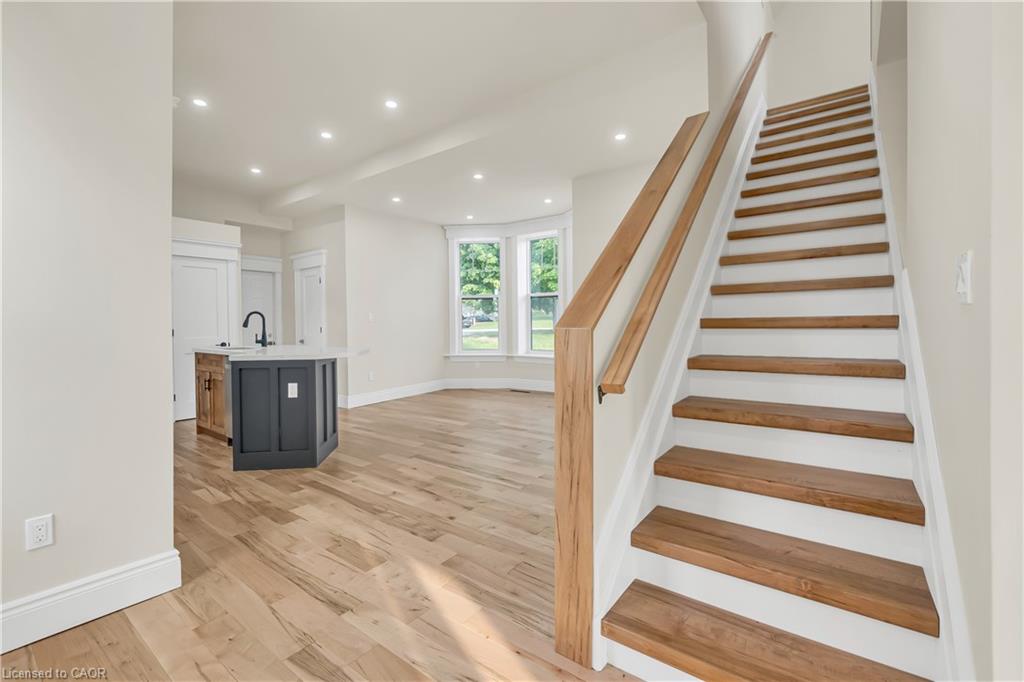 16 Hillcrest Street W