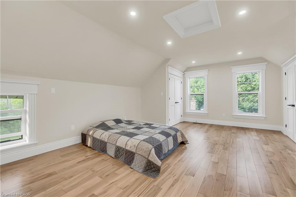 16 Hillcrest Street W