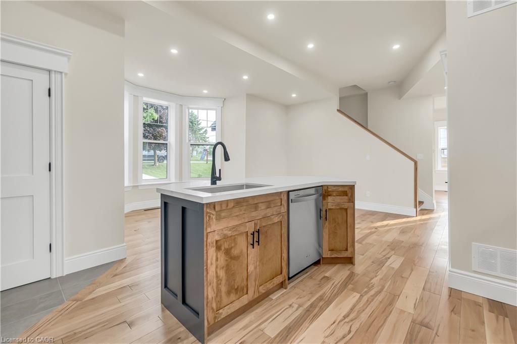 16 Hillcrest Street W