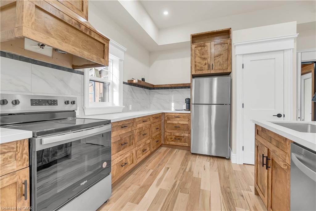 16 Hillcrest Street W