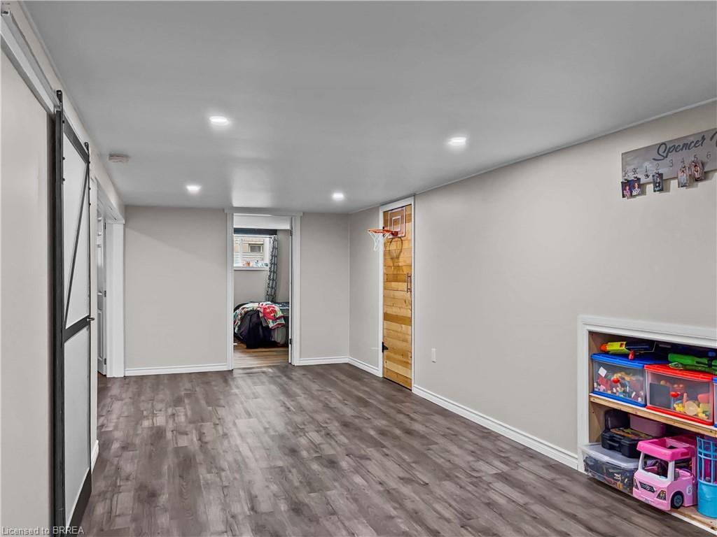 21 Richard Avenue