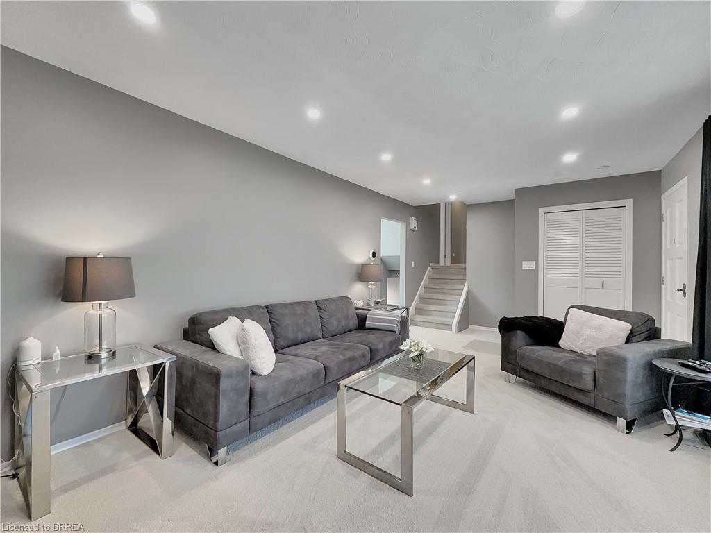 46 Davis Street W