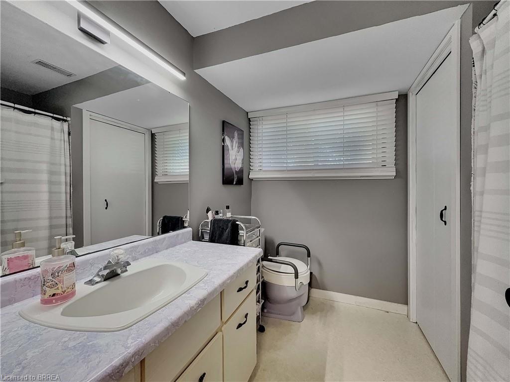 46 Davis Street W