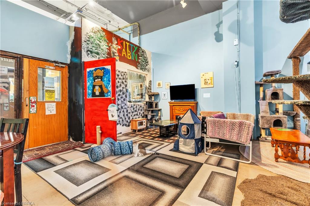 117 Wyndham Street N