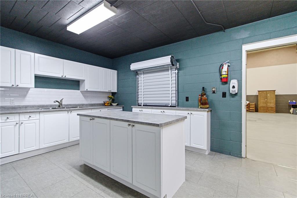 211 Birmingham Street W